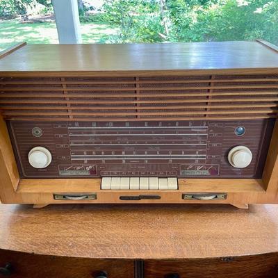 Vintage Grundig 3095 Majestic tube radio