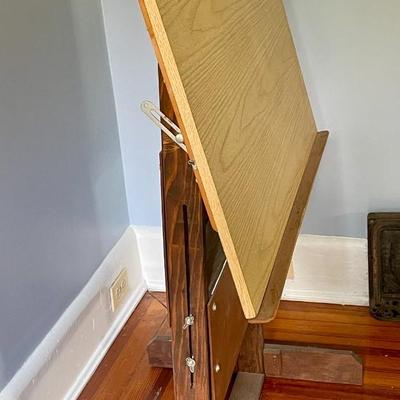 Adjustable drafting table