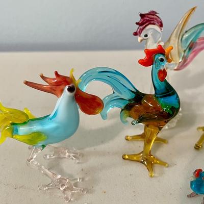 Mixed lot of small glass roosters