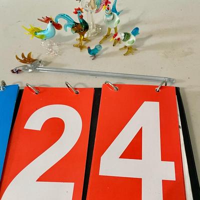 Mixed lot of small glass roosters