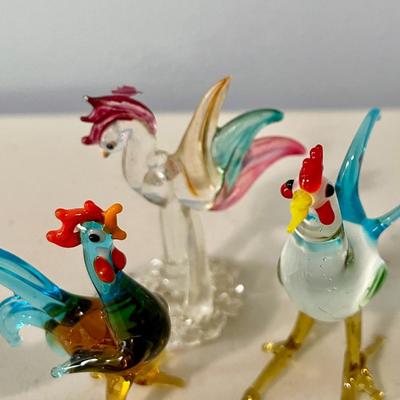 Mixed lot of small glass roosters