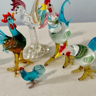 Mixed lot of small glass roosters