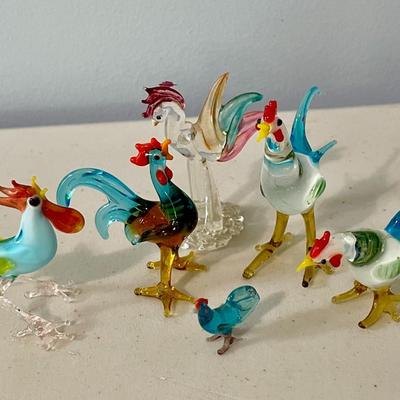 Mixed lot of small glass roosters