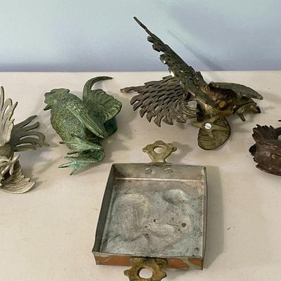 Vintage 5pc lot of metal fighting roosters & copper mold