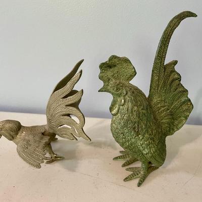 Vintage 5pc lot of metal fighting roosters & copper mold