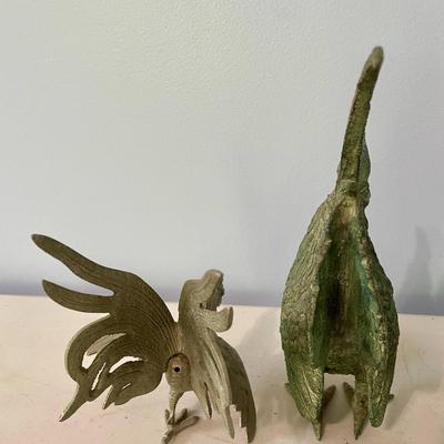Vintage 5pc lot of metal fighting roosters & copper mold