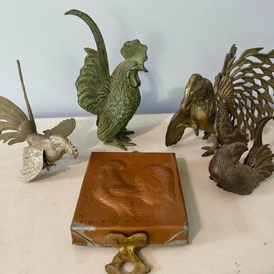 Vintage 5pc lot of metal fighting roosters & copper mold