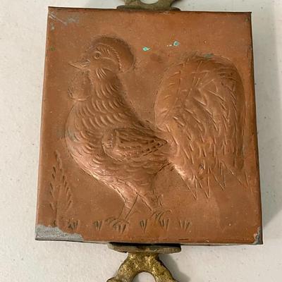 Vintage 5pc lot of metal fighting roosters & copper mold