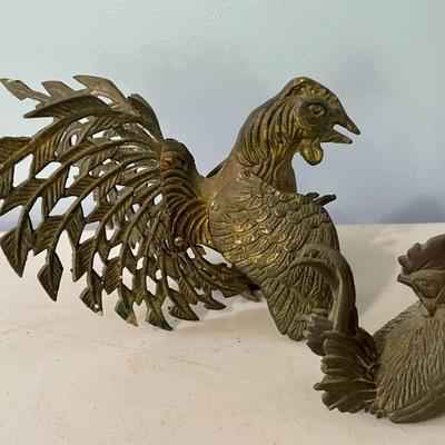 Vintage 5pc lot of metal fighting roosters & copper mold