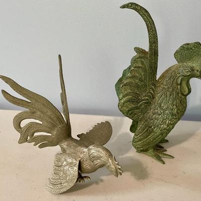 Vintage 5pc lot of metal fighting roosters & copper mold