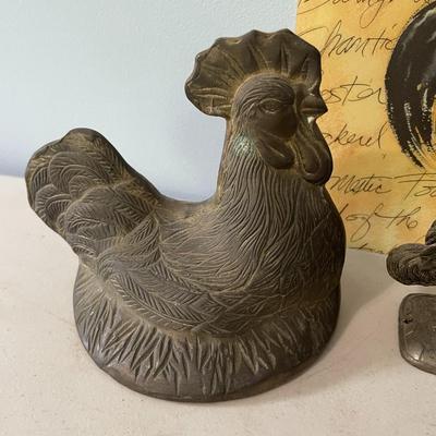 Mixed 5pc vintage lot of metal roosters + vinyl placemat