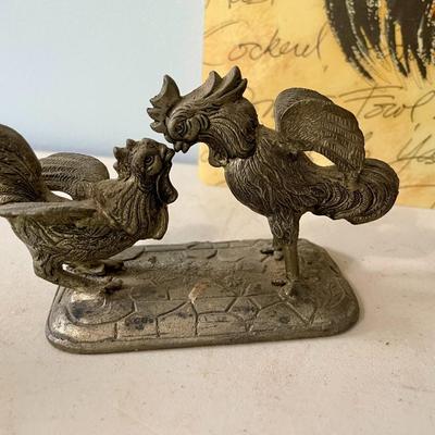 Mixed 5pc vintage lot of metal roosters + vinyl placemat