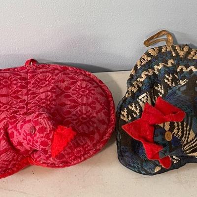 Pair of rooster oven mitts & painted cast iron rooster wall hangings