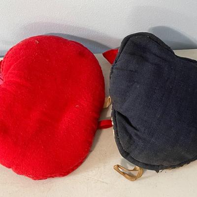Pair of rooster oven mitts & painted cast iron rooster wall hangings