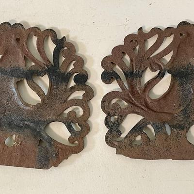 Pair of rooster oven mitts & painted cast iron rooster wall hangings