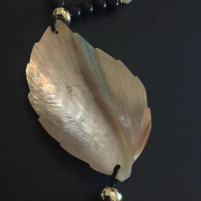 Beautiful vintage shell statement, necklace barrel clasp