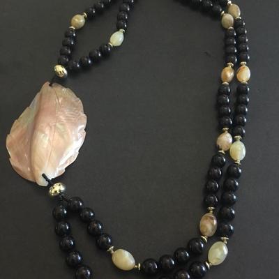 Beautiful vintage shell statement, necklace barrel clasp