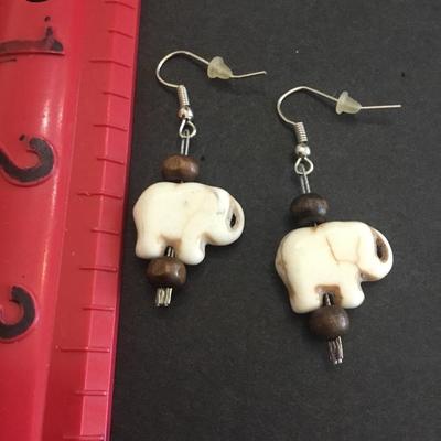 Super cute stone elephant earrings