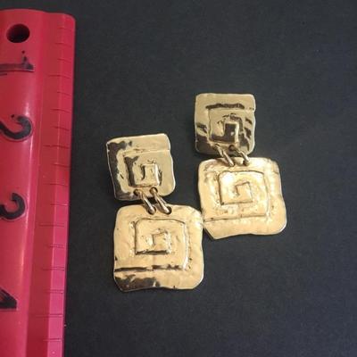 Beautiful vintage Park lane gold tone clip on earrings