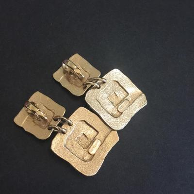 Beautiful vintage Park lane gold tone clip on earrings