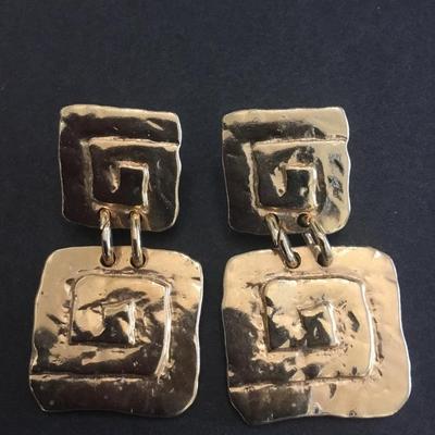 Beautiful vintage Park lane gold tone clip on earrings