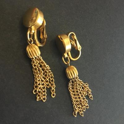 Beautiful vintage crown Trifari dangle clip on earrings. Excellent condition very nice.