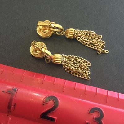 Beautiful vintage crown Trifari dangle clip on earrings. Excellent condition very nice.