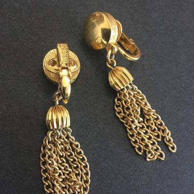 Beautiful vintage crown Trifari dangle clip on earrings. Excellent condition very nice.