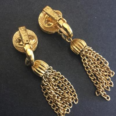 Beautiful vintage crown Trifari dangle clip on earrings. Excellent condition very nice.