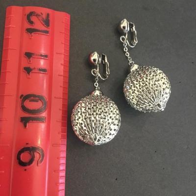 Beautiful vintage Silver tone ball statement clip on earrings excellent condition