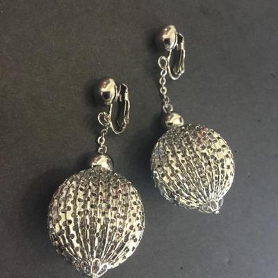 Beautiful vintage Silver tone ball statement clip on earrings excellent condition