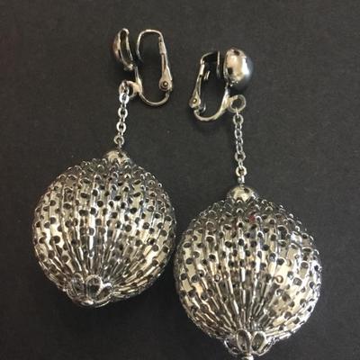 Beautiful vintage Silver tone ball statement clip on earrings excellent condition