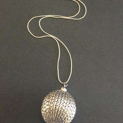 Vintage silver tone ball pendant necklace