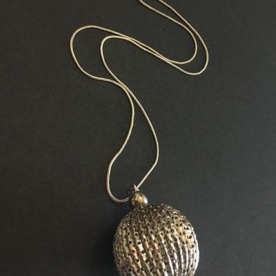 Vintage silver tone ball pendant necklace