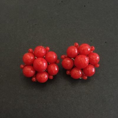 Cute vintage flower Hong Kong clip on earrings excellent condition