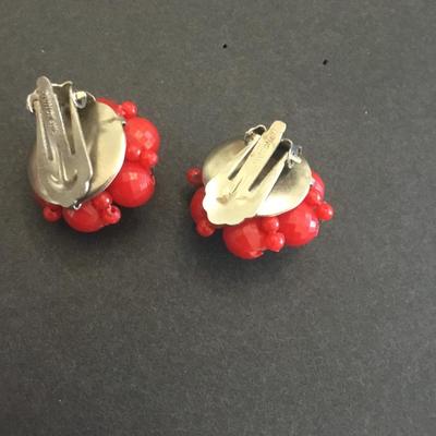 Cute vintage flower Hong Kong clip on earrings excellent condition