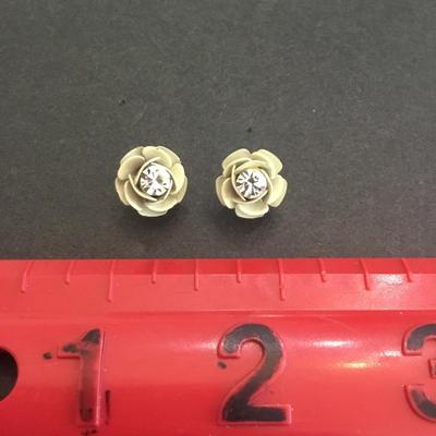 Flower stud earrings