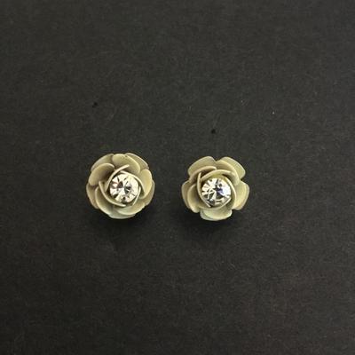 Flower stud earrings