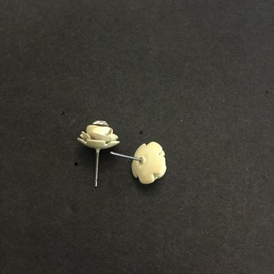 Flower stud earrings