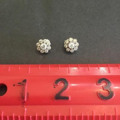 Beautiful, vintage, crystal flower, stud, earrings, silver toned