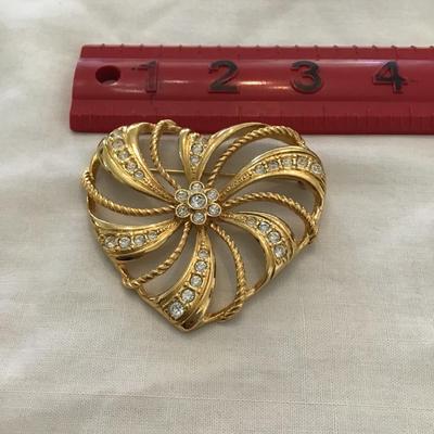 Beautiful, gold tone, vintage Avon brooch
