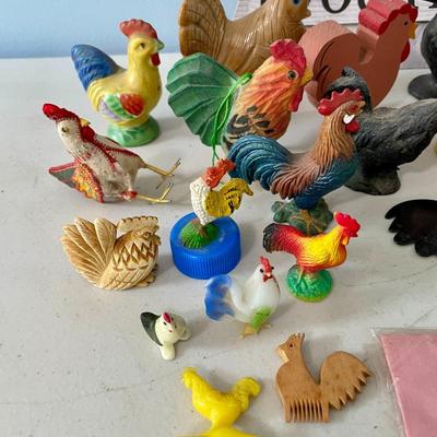 Mixed 29pc lot of small roosters + sign