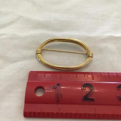 Beautiful, vintage, goldtone wire wrap brooch