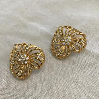 Vintage gold tone, heart shaped Avon earrings clip on