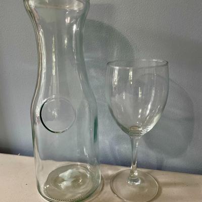 Lot of 8 wine glasses + carafe