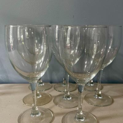 Lot of 8 wine glasses + carafe