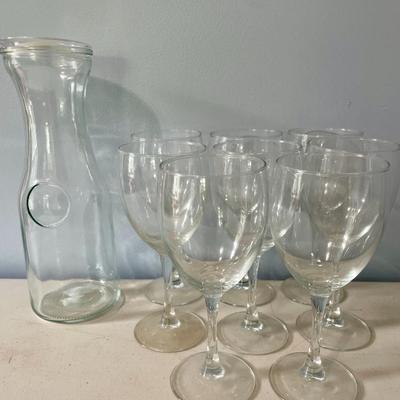 Lot of 8 wine glasses + carafe