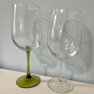 Mixed lot of 7 wine glasses