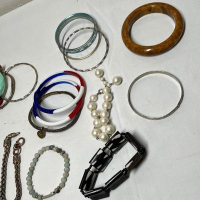 Lot 525 Lot #8 Jewelry Bracelets