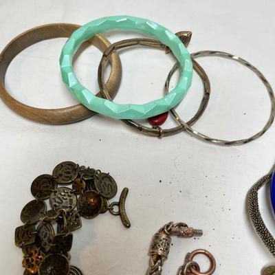 Lot 525 Lot #8 Jewelry Bracelets